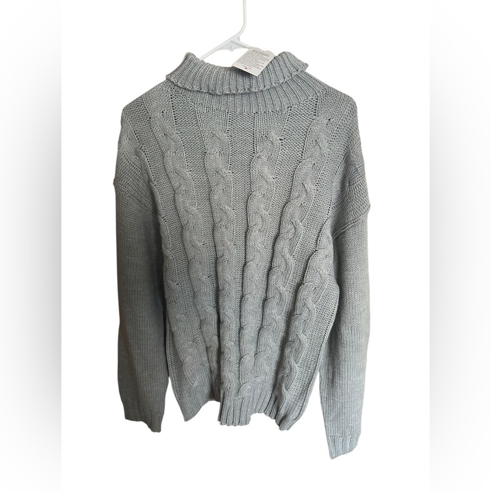 🚨NWT🚨 Cozy Gray Cable Knit Sweater